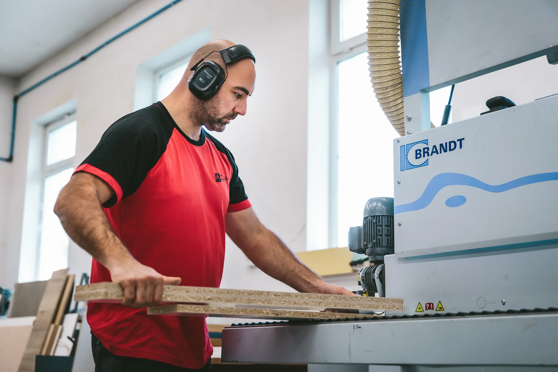 Precízna výroba nábytku kombinujúca remeselnú zručnosť s modernými technologickými postupmi.