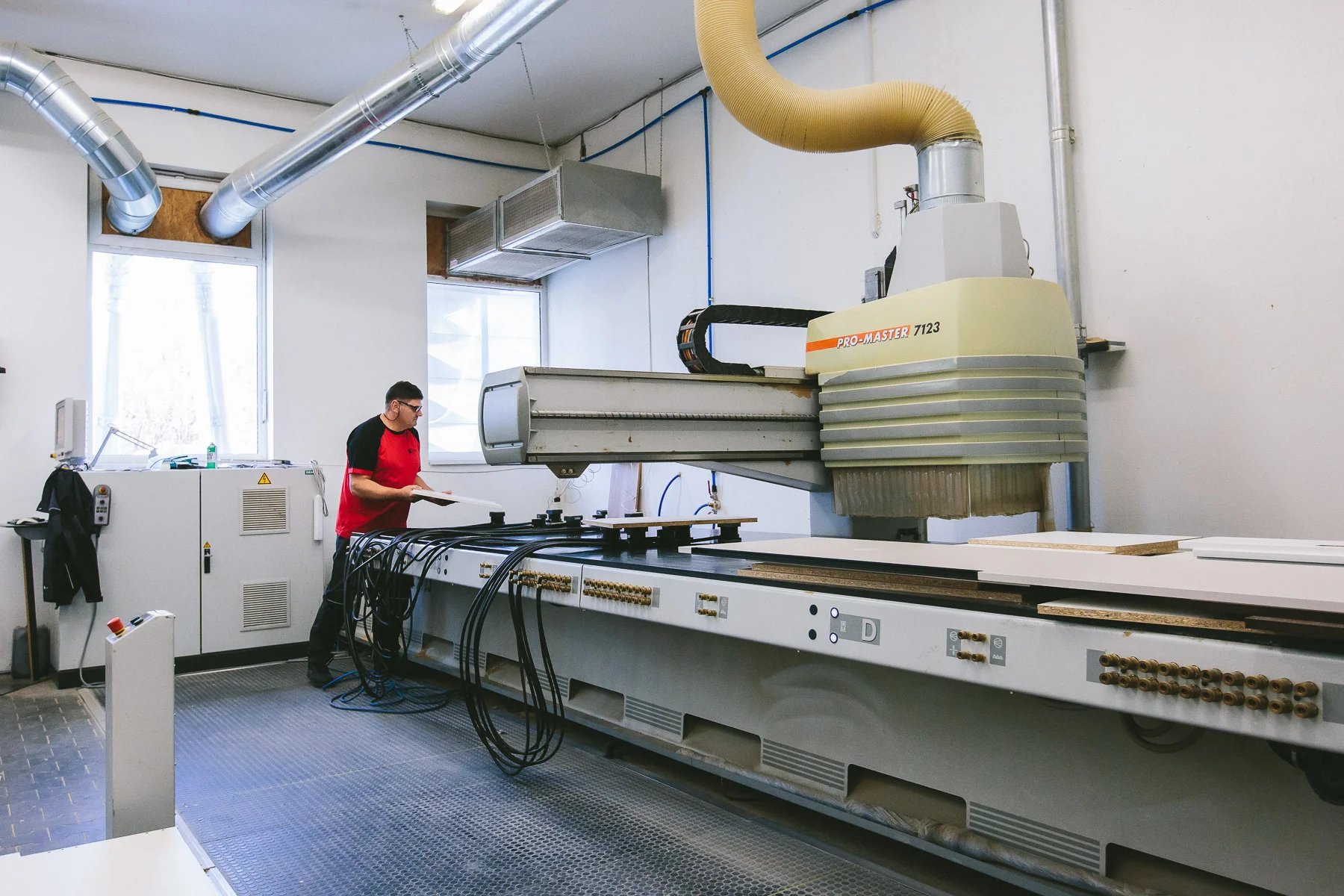 Pokročilé CNC technológie pre precíznu výrobu nábytku na mieru v ZAMA interiér.